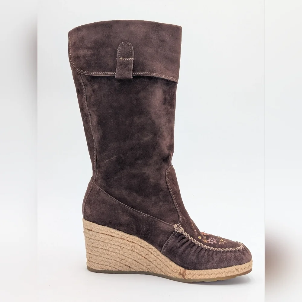 NWOT Report Ataani Size 8.5 Brown Suede Floral Embroidered Wedge Boots Mock Toe